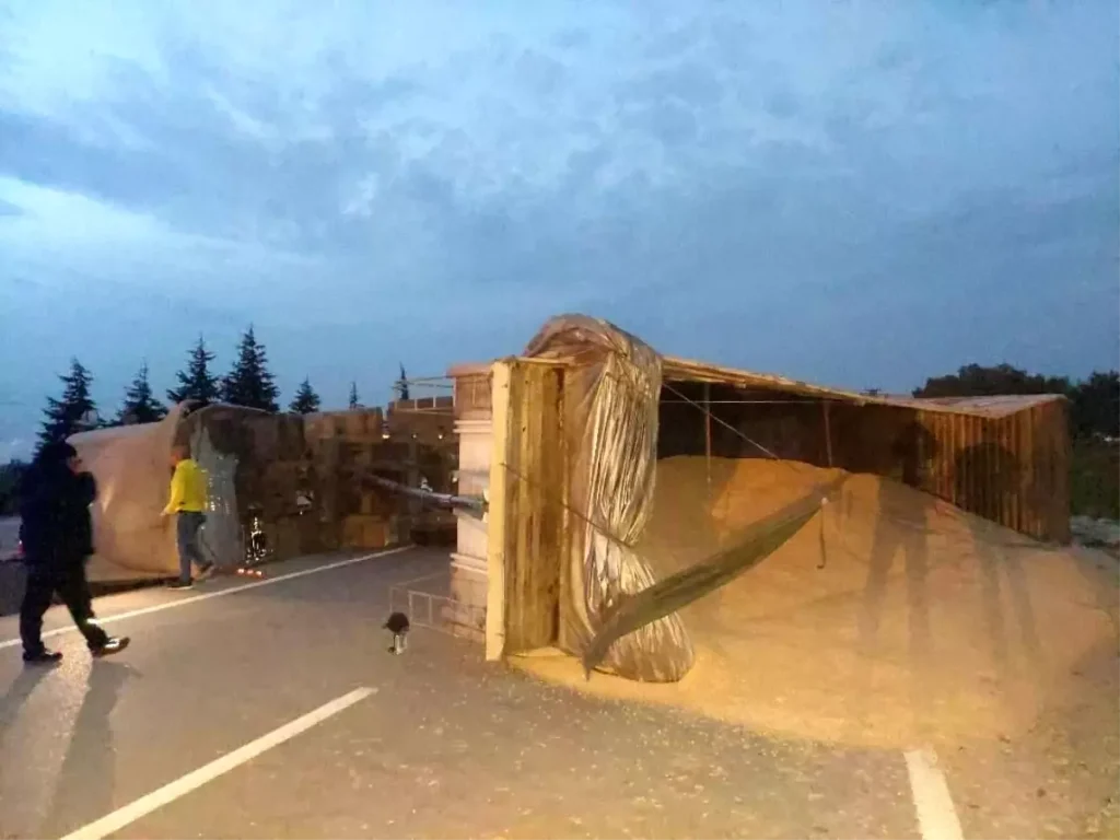 Bandırma’da Hububat Yüklü TIR Devrildi, Yol Saatlerce Kapandı