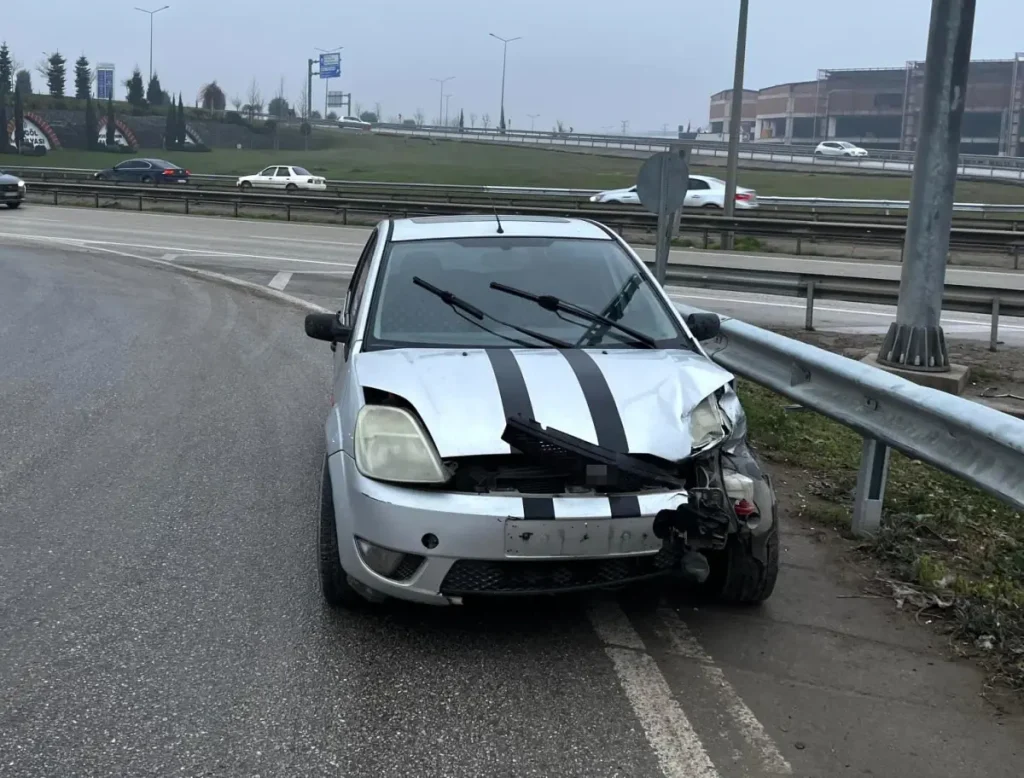 İnegöl’de Şok Kaza: Bariyerlere Çarpan Otomobilde 2 Yaralı