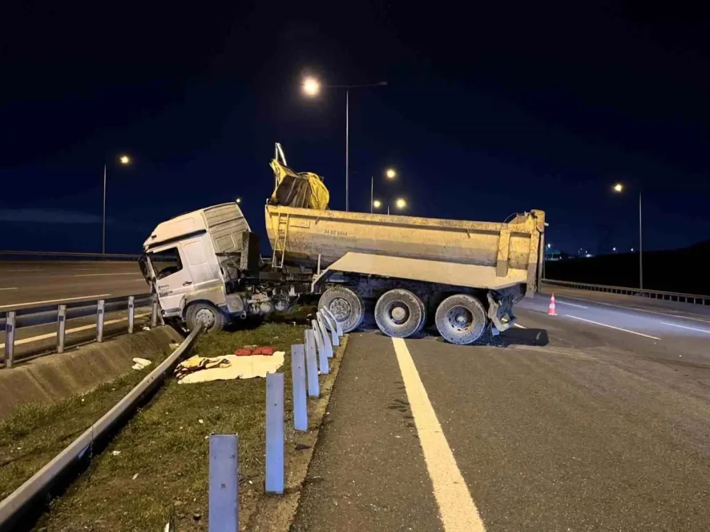 Hafriyat Kamyonu Kaza Yaptı, Sürücü Ağır Yaralı