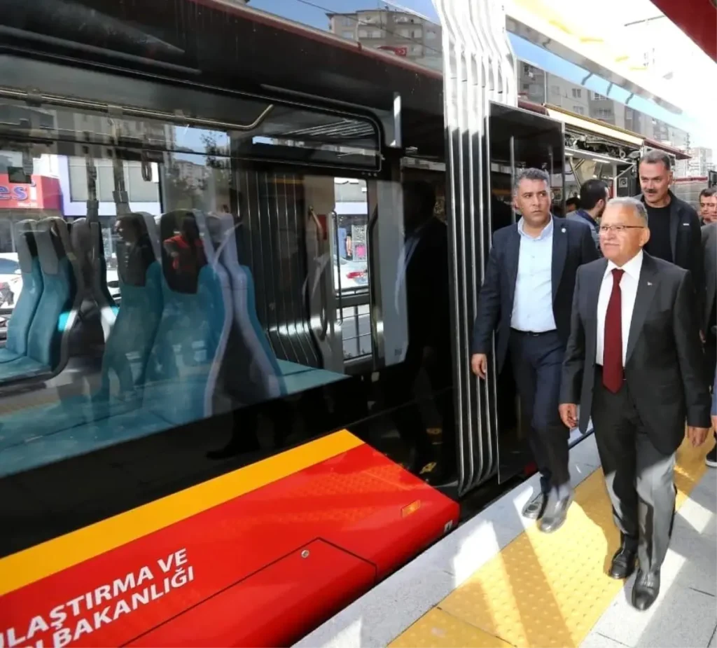 Başkan Büyükkılıç’tan 1 yılda 90 saat ücretsiz tramvay hizmeti