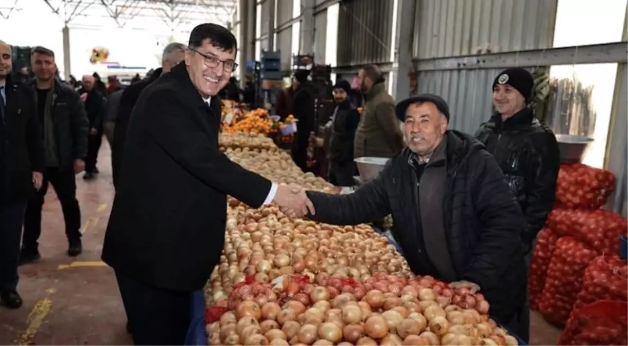 Başkan Eyüp Kahveci, Fatih Mahallesi Semt Pazarı’nda esnaf ve vatandaşlarla buluştu