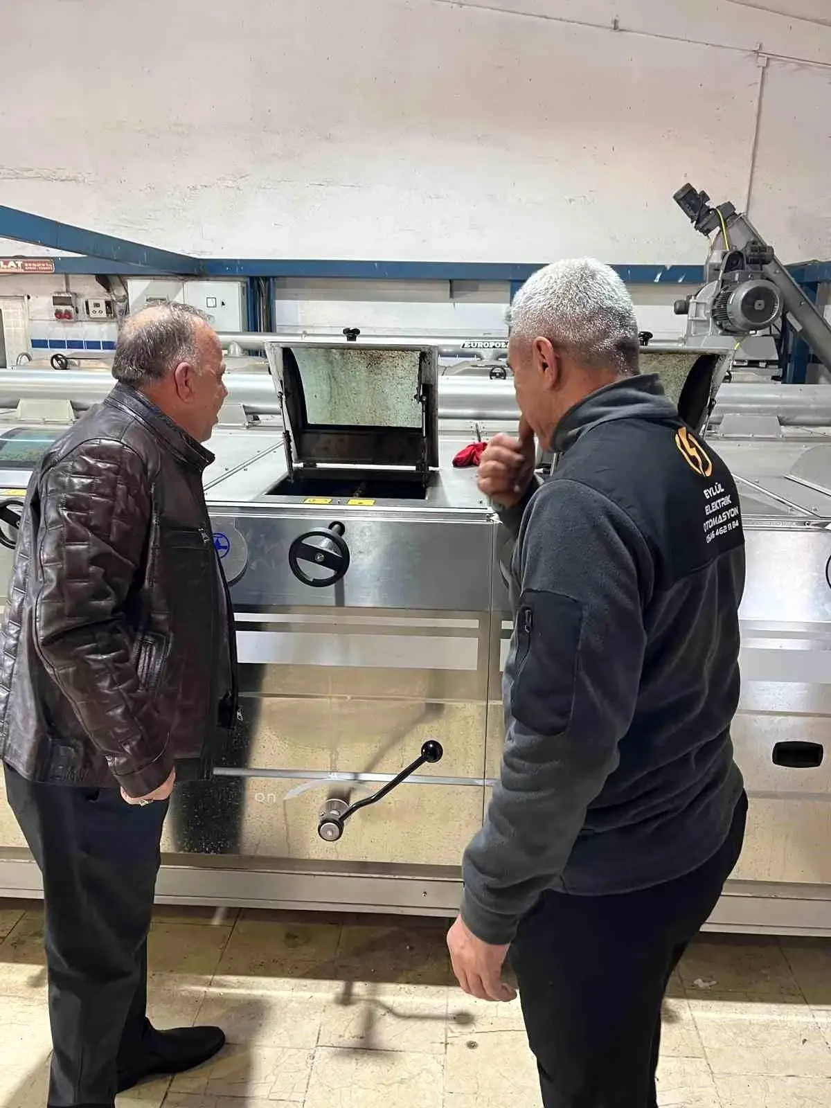 Başkan Özel, zeytin sezonunda üreticilerle yağ sıkım tesisinde buluştu