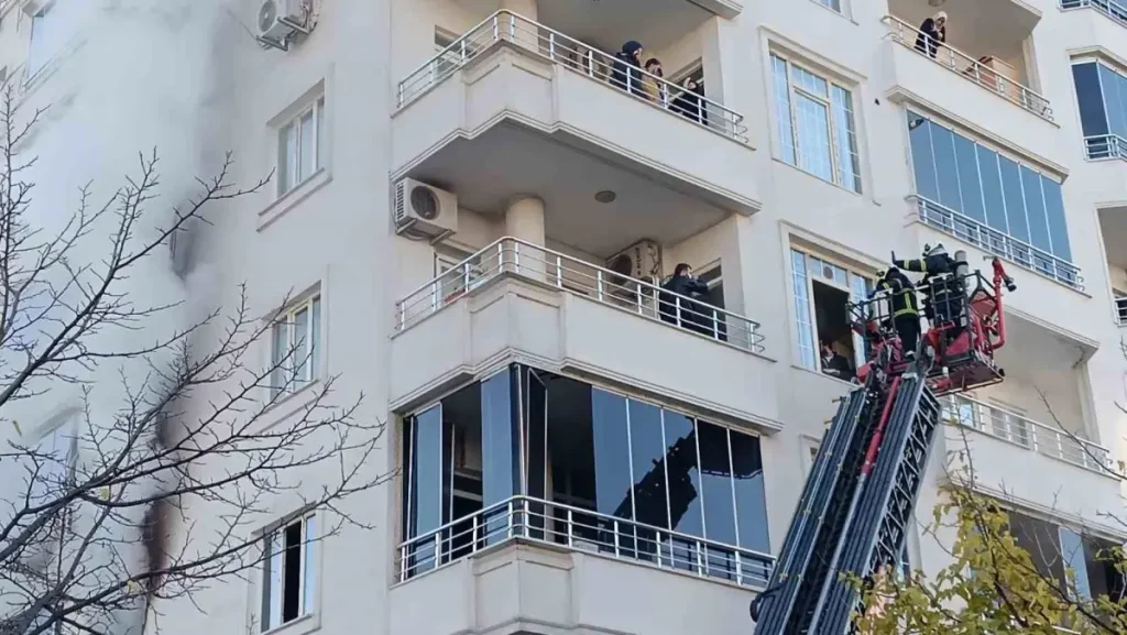 Batman’da Apartmanda Çıkan Yangın: 20’den Fazla Kişi İtfaiye Merdiveniyle Kurtarıldı