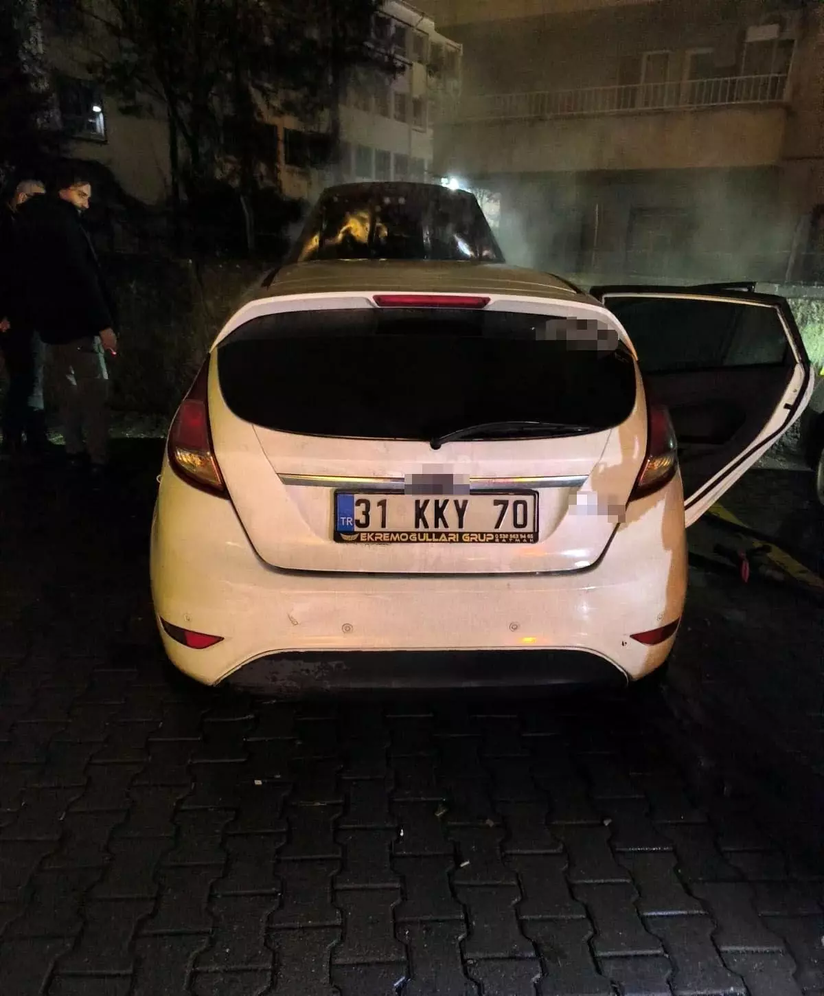 Batman’da Park Halindeki Araç Aniden Alev Aldı, İtfaiye Hızlı Müdahale Etti