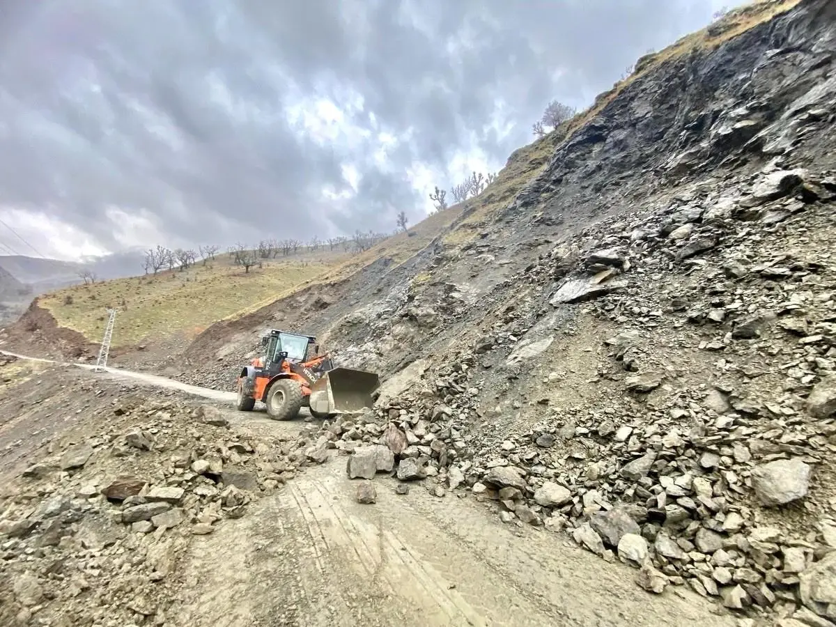 Sason’da Heyelan Sonrası Yol Temizliği