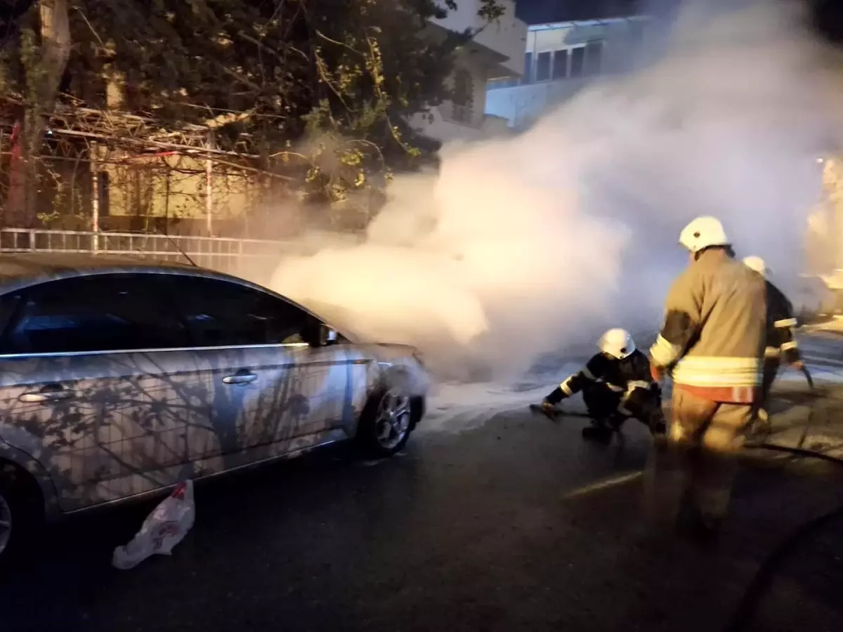 Hatay’da Park Halindeki Araç Yandı