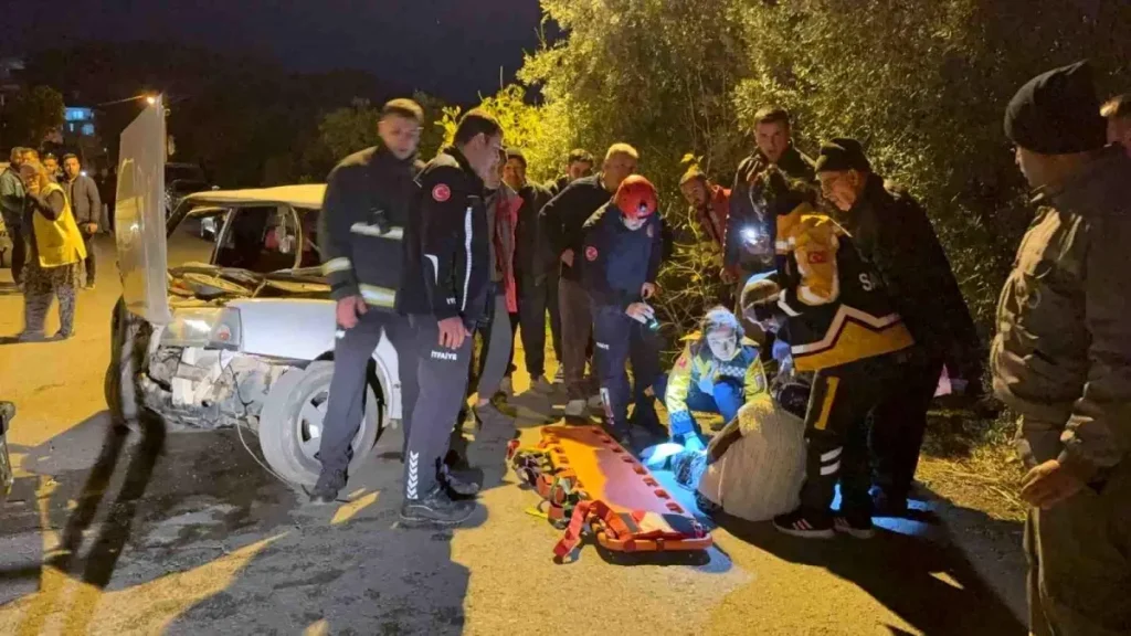 Beton bloğa çarpan Tofaş hurdaya döndü: 1 yaralı