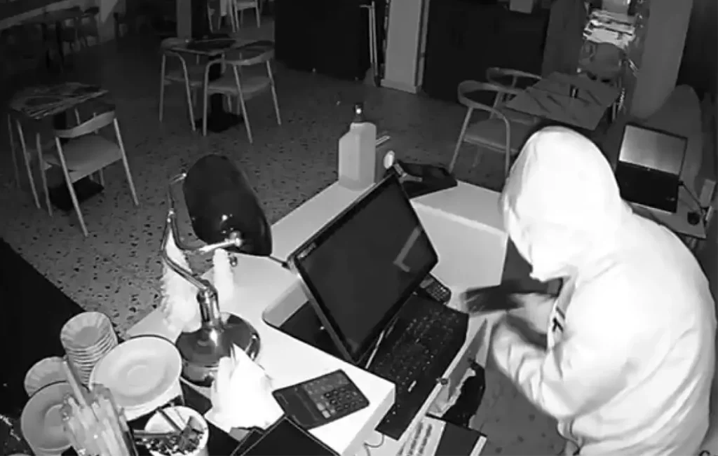 Beylikdüzü’nde Büyük Hırsızlık Şebekesi Çökertildi: 3 İşyerinden 51.500 TL Çalındı