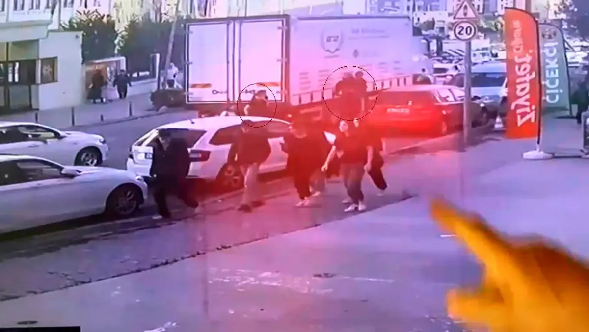 Beylikdüzü’nde Scooter Çarpması: Kadın ve 9 Yaşındaki Kız Yaralandı, Sürücü Kaçtı