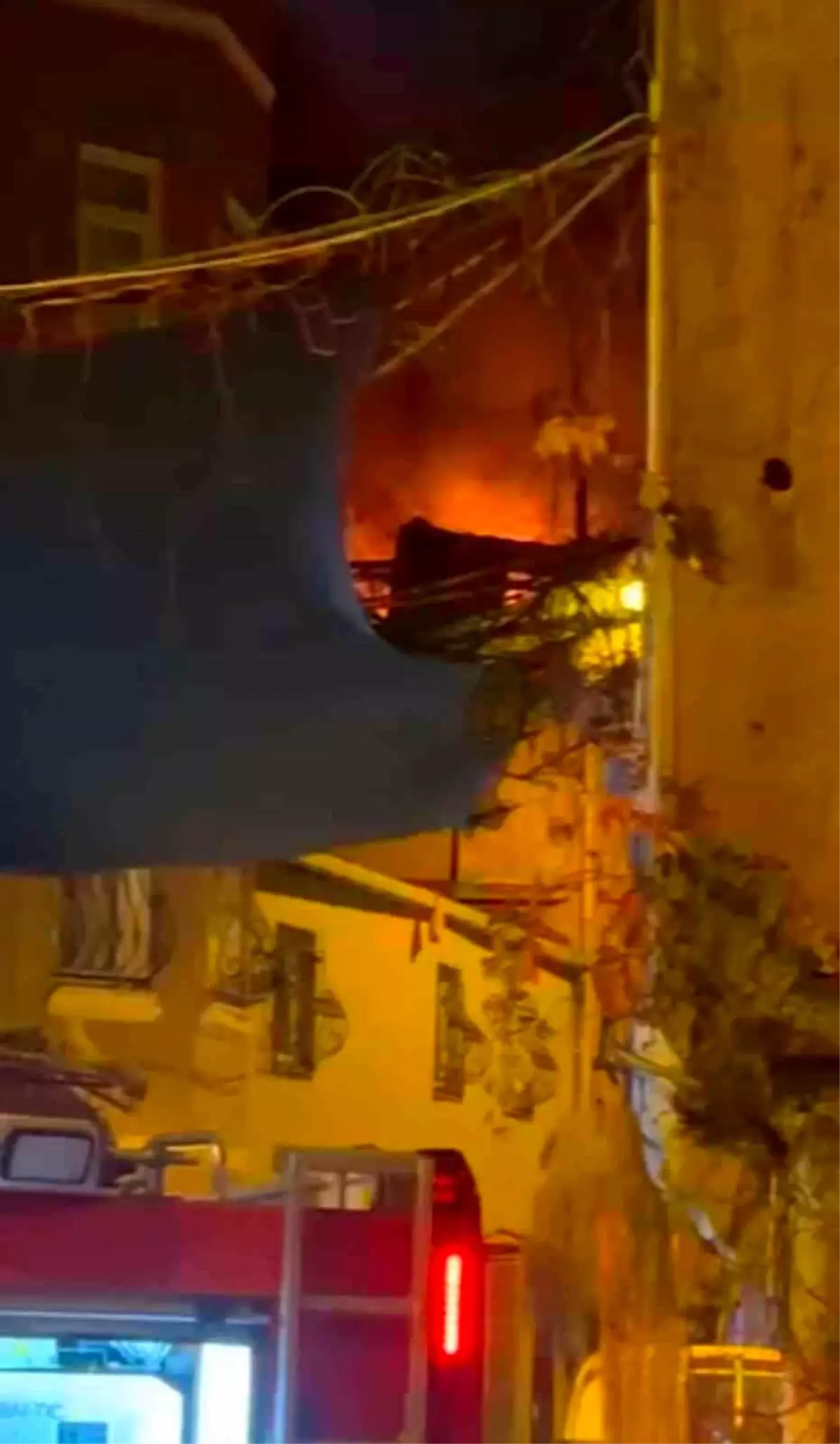 Beyoğlu’nda Teras Yangını Paniğe Neden Oldu