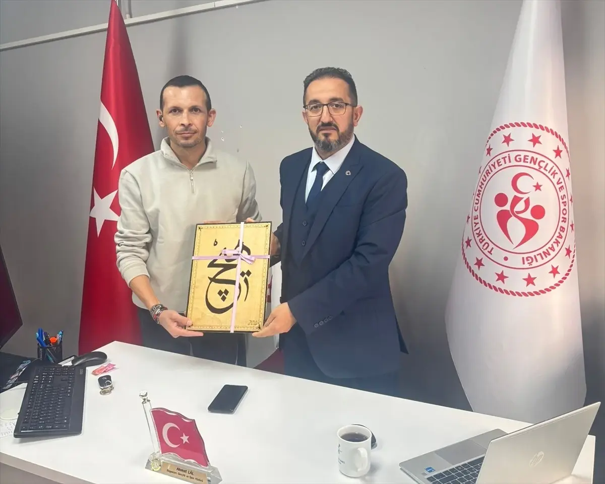 Badmintoncu Ünlü, Müdür Lal’i Ziyaret Etti