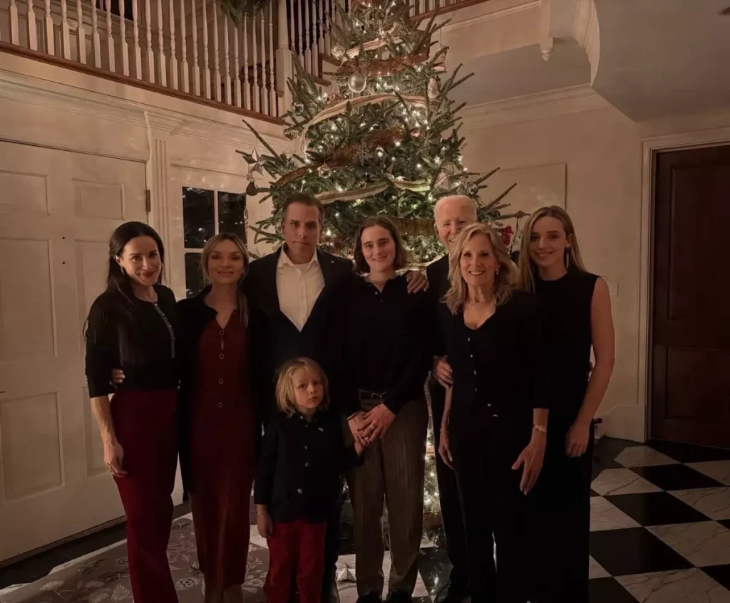 Biden’dan Noel fotoğrafı kafaları karıştırdı, neredeyse görünmez oldu