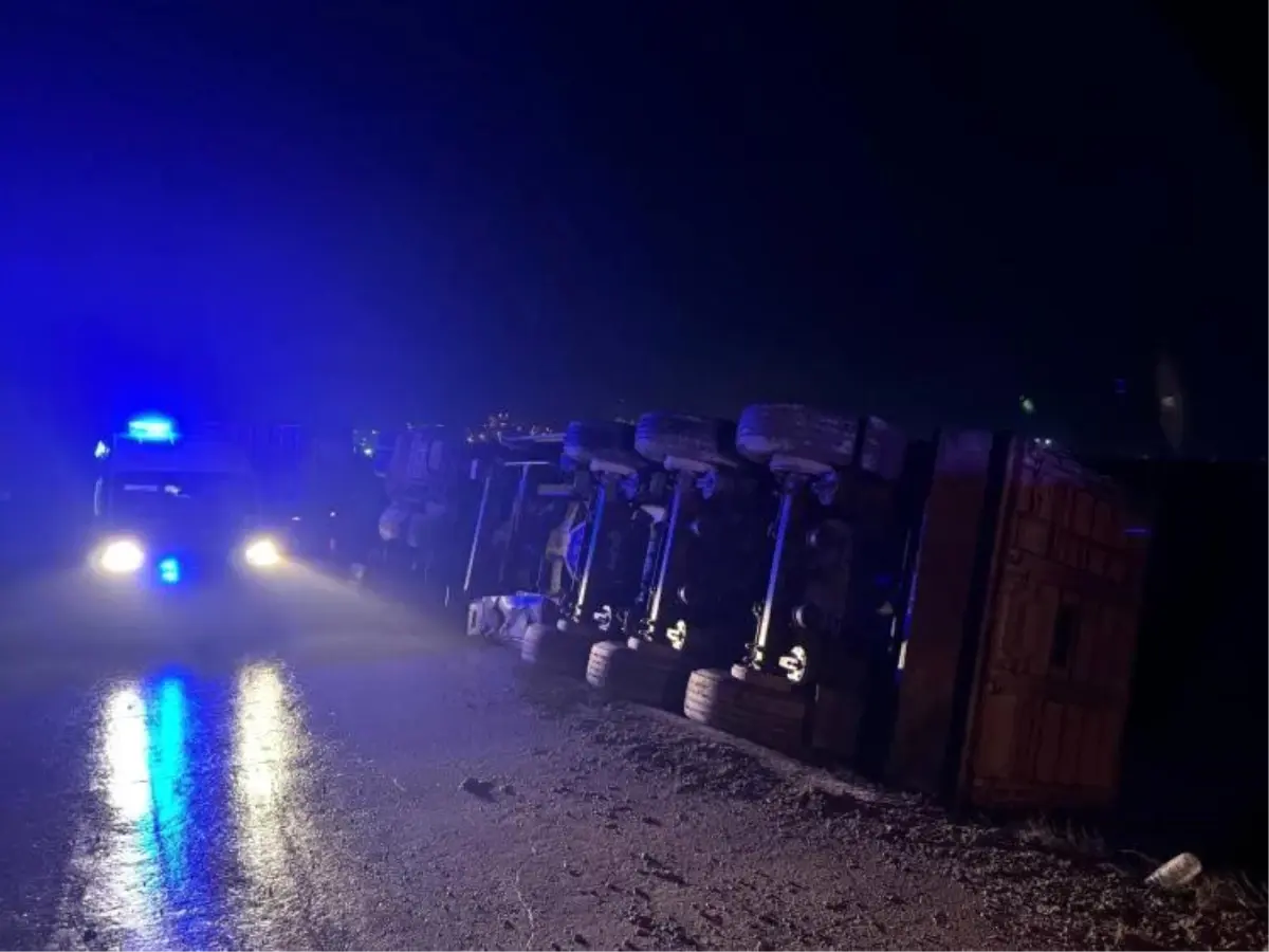 Bilecik’te Tır Devrildi, Sürücü Yaralandı