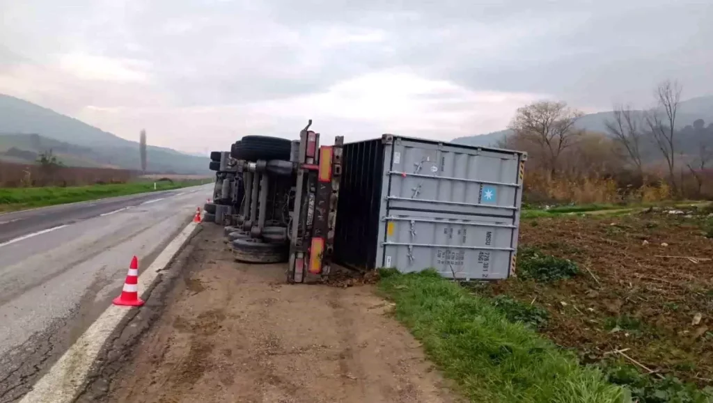 Bilecik’te Tır Devrildi, Sürücü Yaralandı