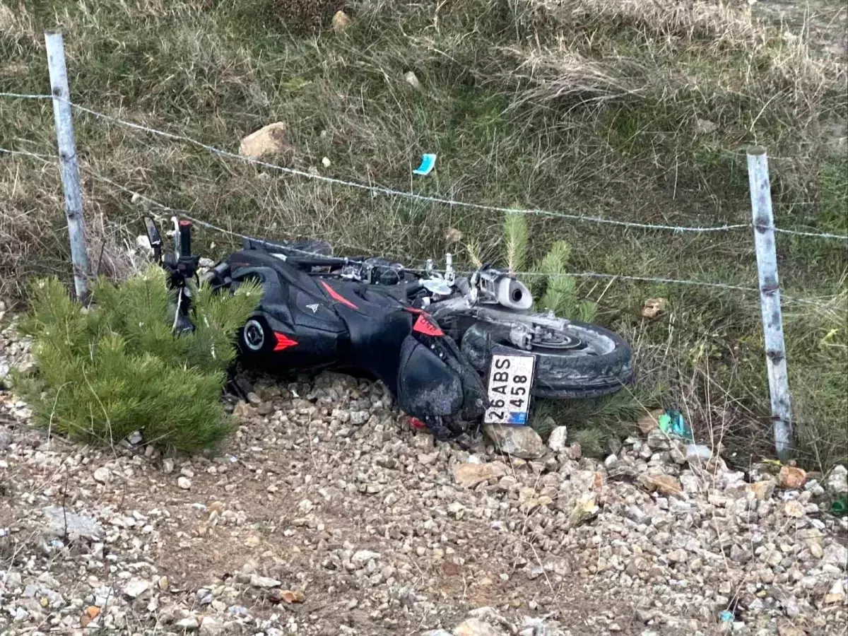Bilecik’te Motosiklet Kazası: Kontrolden Çıkan Araç Köprüden 3 Metre Aşağı Uçtu