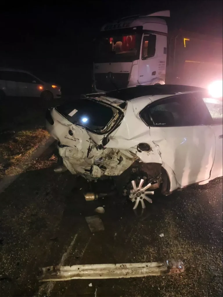 Bilecik’te Islak Yolda Kaza: 2 Yaralı