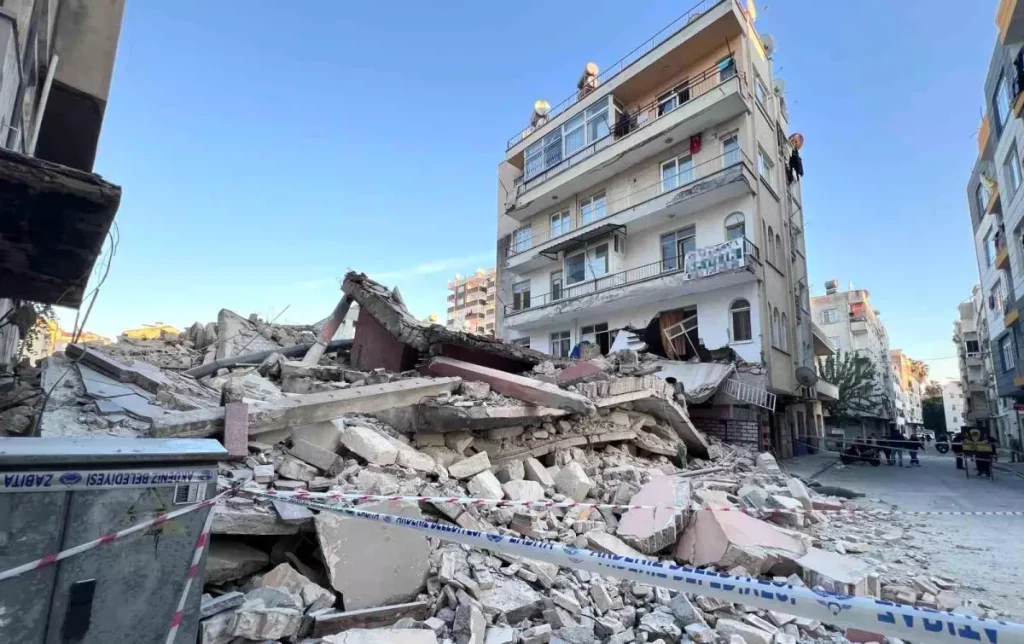 Faciaya ramak kaldı! Yıkılan bina apartmanın üzerine düştü