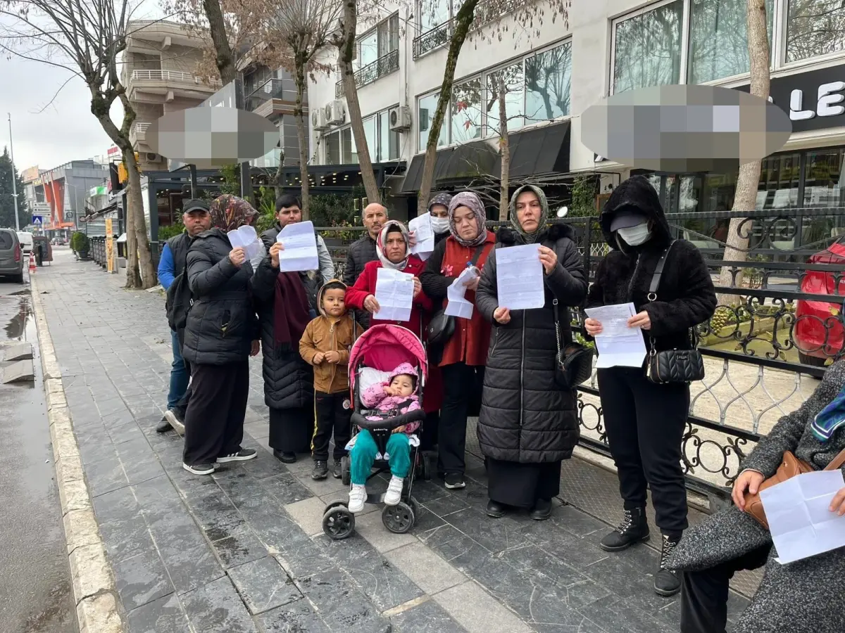 Düzce’de Kadınlar Kuyumcunun Ev Önünde Protesto Eylemi Düzenledi