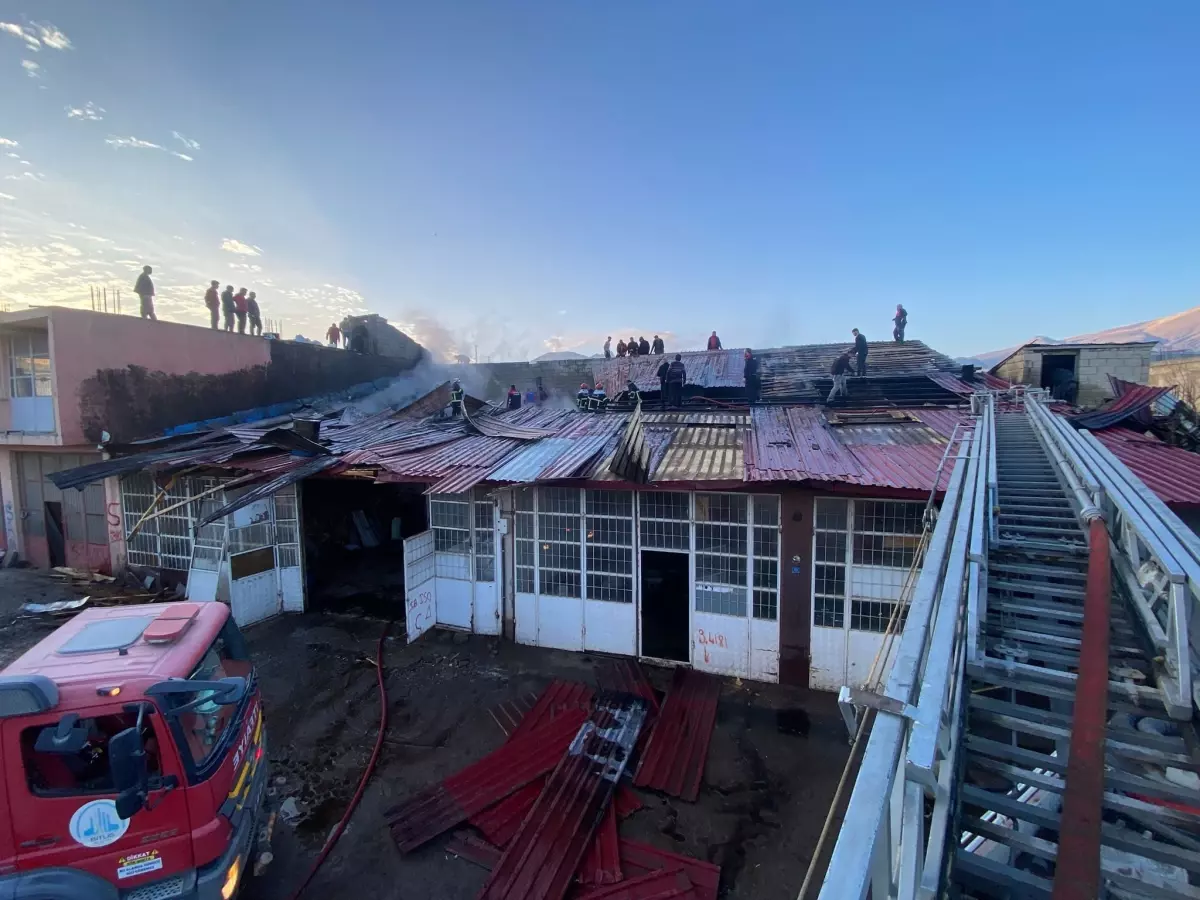 Tatvan’da Yangın Korkuttu: Sanayi Sitesinde Büyük Alevler Şehri Sarstı