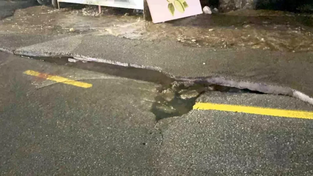 Bodrum’da Su Hattı Patladı, Yol Yarıldı