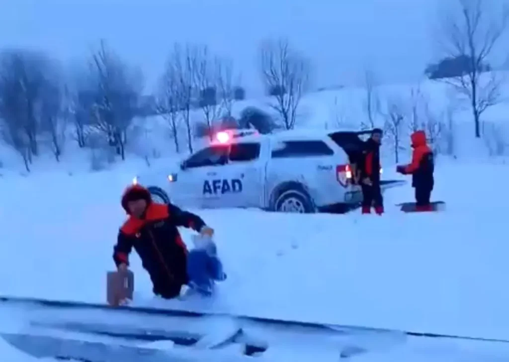 Bolu’da Kar Nedeniyle Yol Kapandı