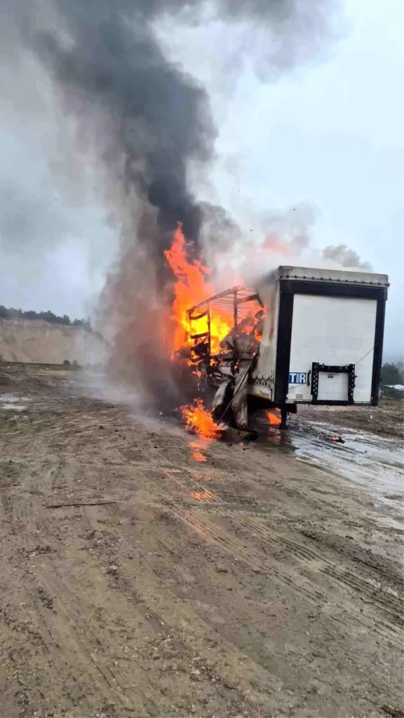 Bolu’da Kağıt Yüklü Dorse Alev Topuna Döndü!