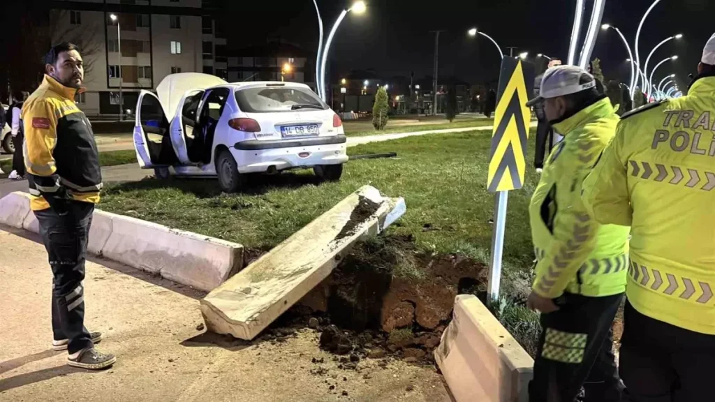 Bolu’da Refüje Çarpan Otomobil Hasarla Kurtuldu