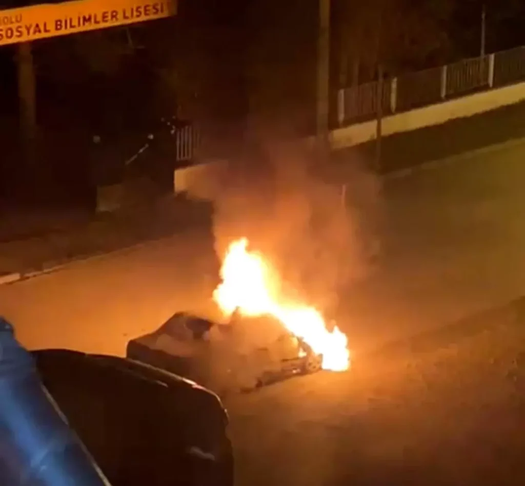 Bolu’da Tofaş Otomobil Alev Alev Yandı: İtfaiye Hızlı Müdahale Etti