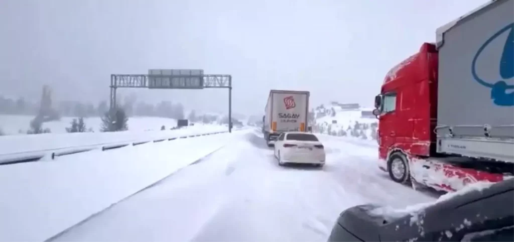 Bolu’da Yoğun Kar Yağışı Trafiği Felç Etti