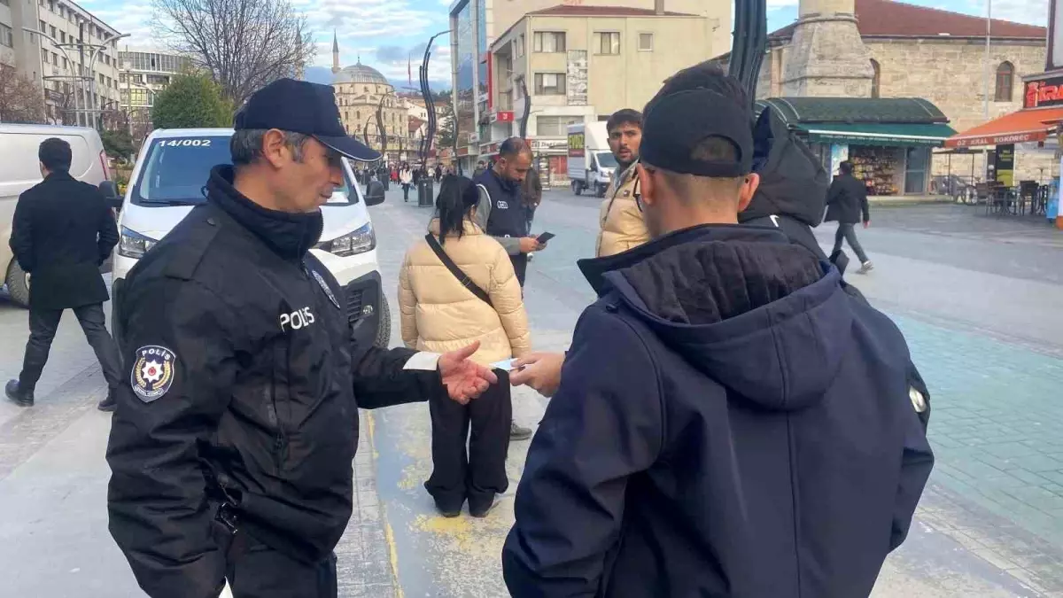 Bolu’da Göçmen Kontrolü: Polis Ekipleri İzzet Baysal Caddesi’nde Geniş Operasyon Başlattı