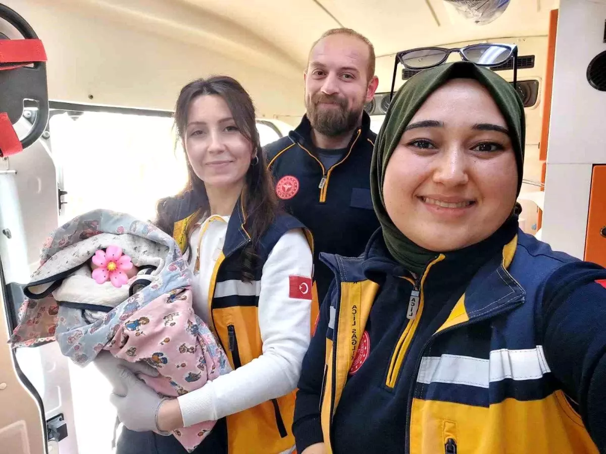 Ambulansla Doğum: Sağlıklı Bir Bebek Dünyaya Geldi