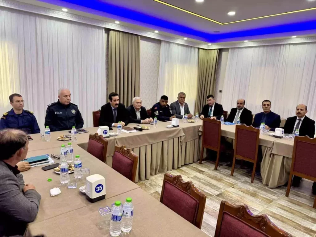 Bozyazı’da Muhtarlarla İstişare Toplantısı: Güvenlik, Altyapı ve Yayla Grup Yolu Projesi Görüşüldü