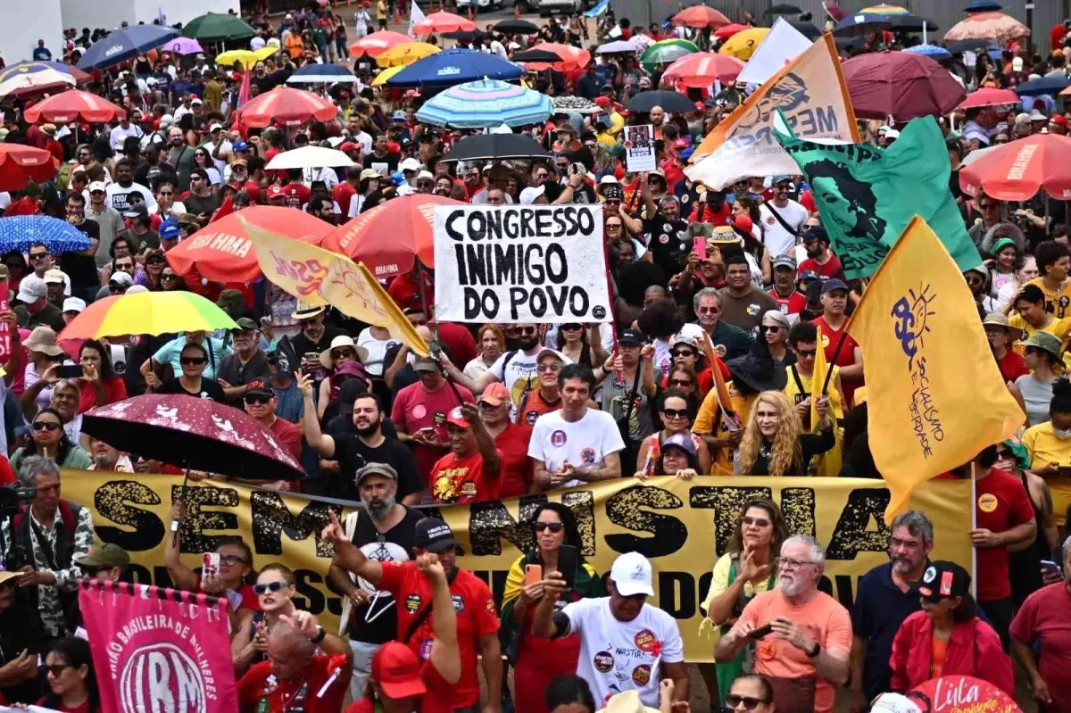 Brezilya’da Bolsonaro’ya Karşı Binlerce Kişinin Sokaklara Dökülmesi