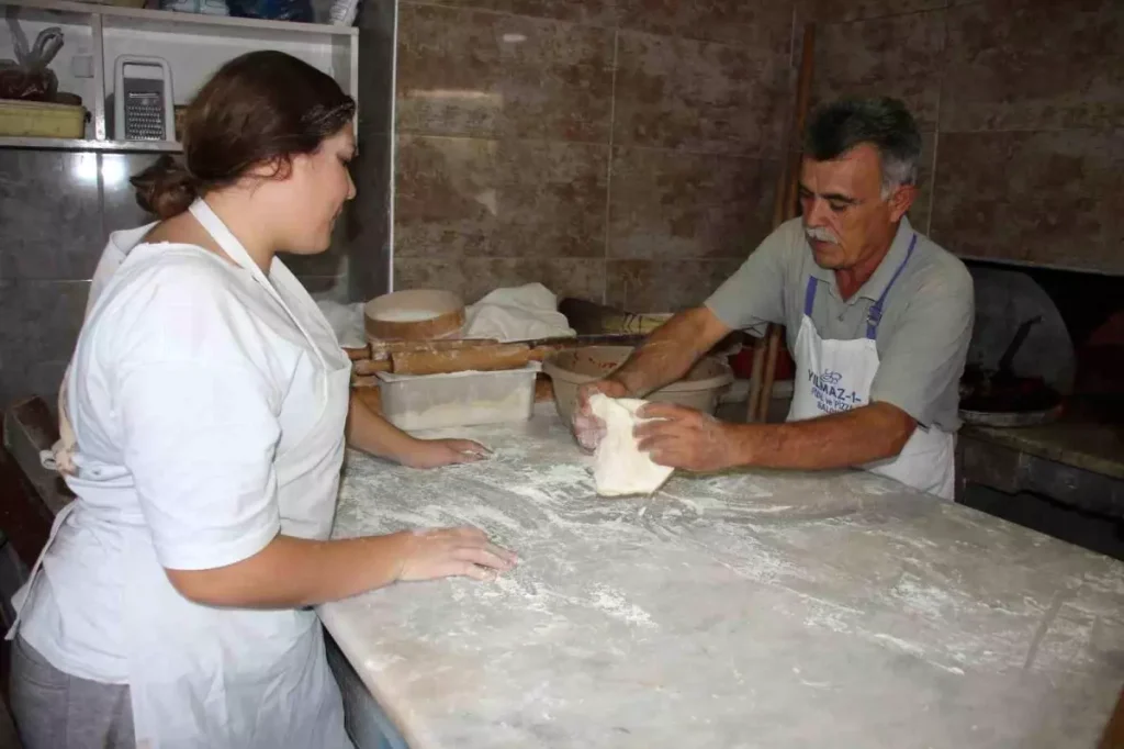 Pideci Usta Gençlere Meslek Kapısı Açıyor