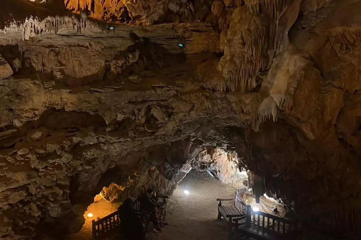 Bu mağarada 15 gün boyunca yarım saat kalan ölüm hariç her derdine şifa buluyor