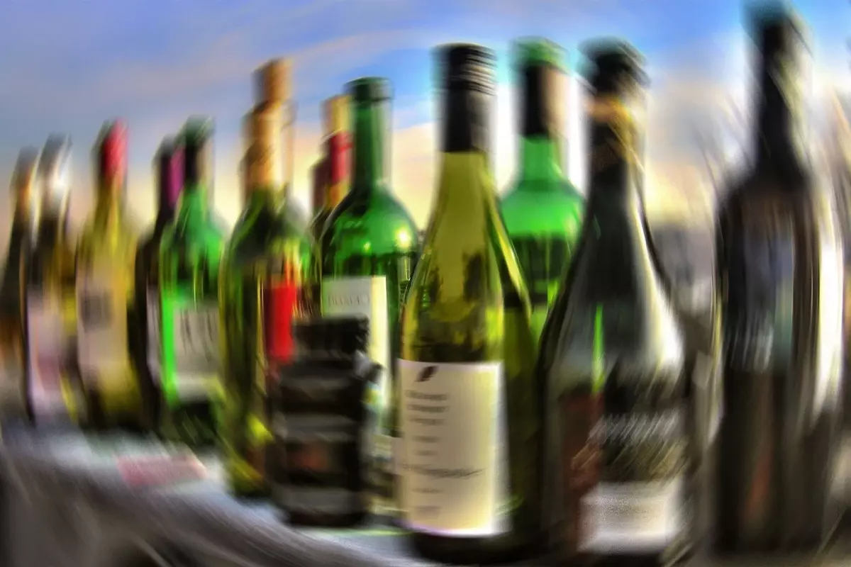 Bunu Kardeşiniz Yapsa Dahi Sakın Tüketmeyin! İnternetten Bidonla Alınan Alkol Pet Şişeyle Satılıyor