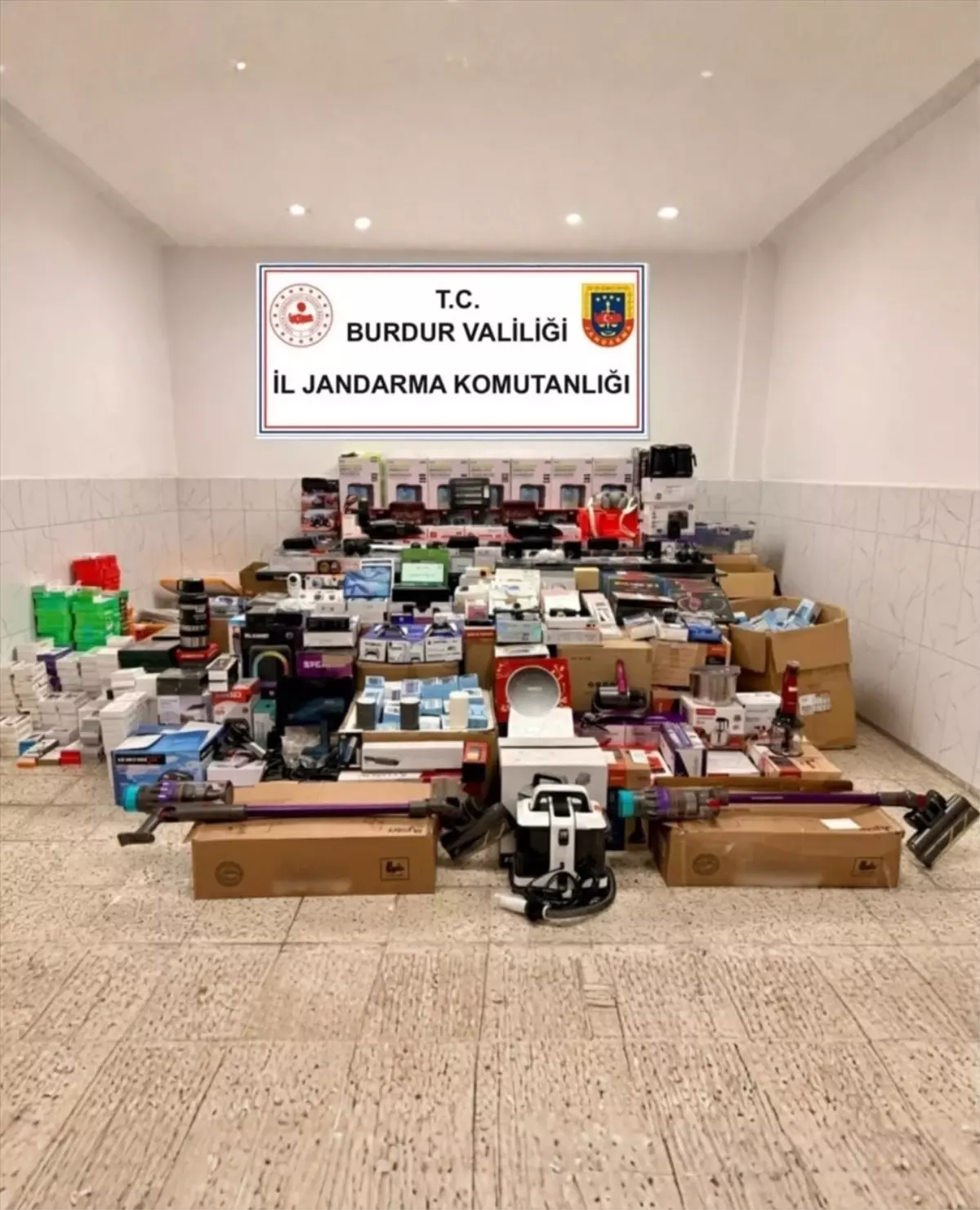 Burdur’da Gümrük Kaçağı Ürünler Ele Geçirildi