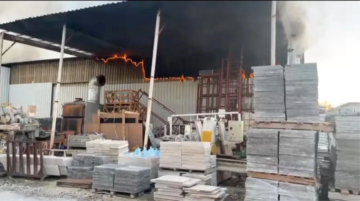 Bucak’ta Mermer Fabrikasında Yangın: İtfaiye Hızlı Müdahalesi