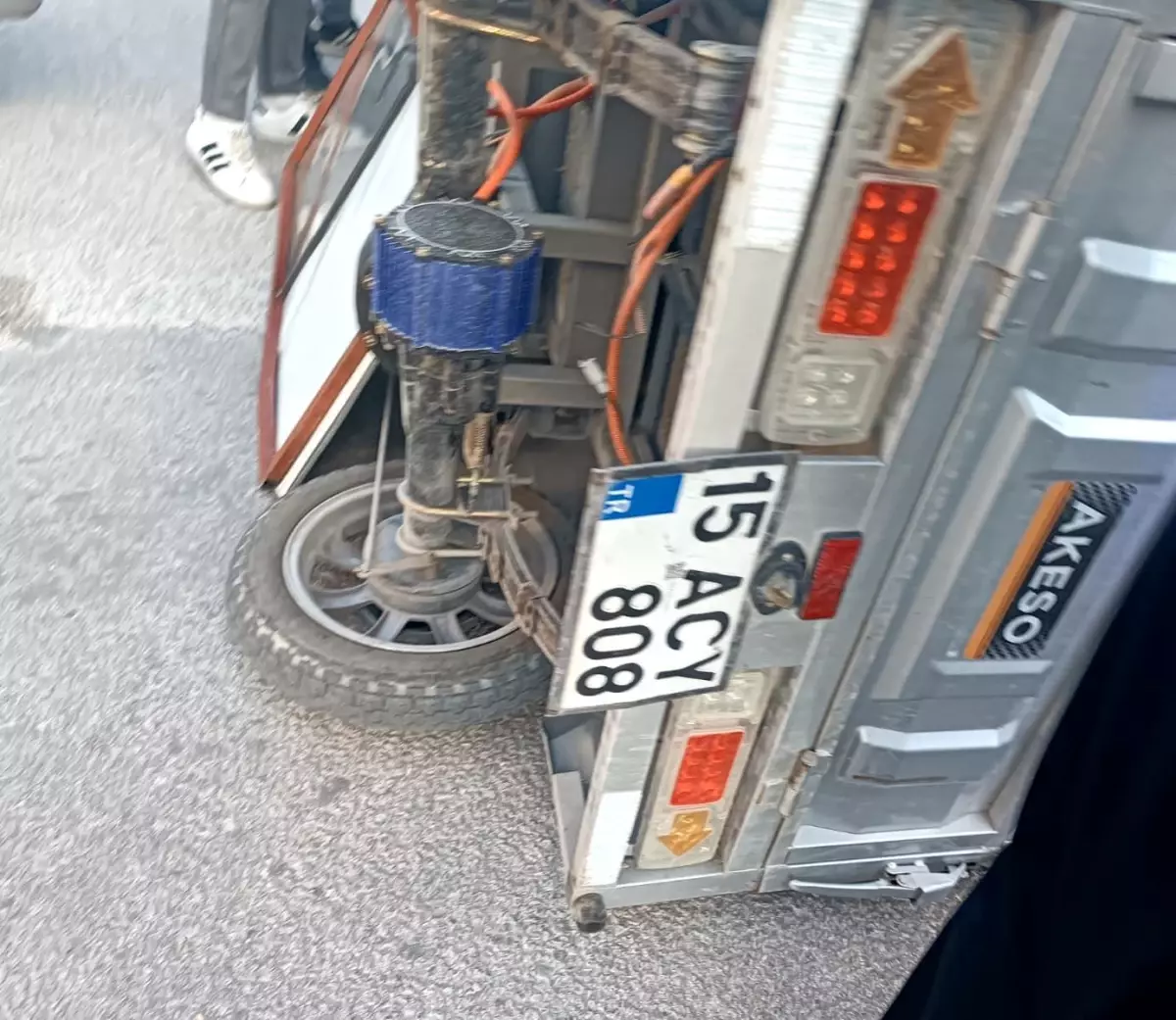 Burdur’da Minibüs ve Üç Tekerlekli Motosiklet Çarpıştı: 2 Yaralı