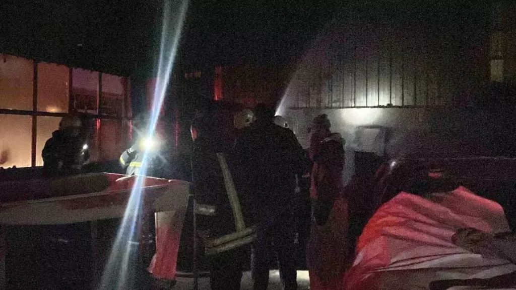 Burdur’da Oto Boyama Atölyesinde Şiddetli Yangın ve İtfaiye Müdahalesi