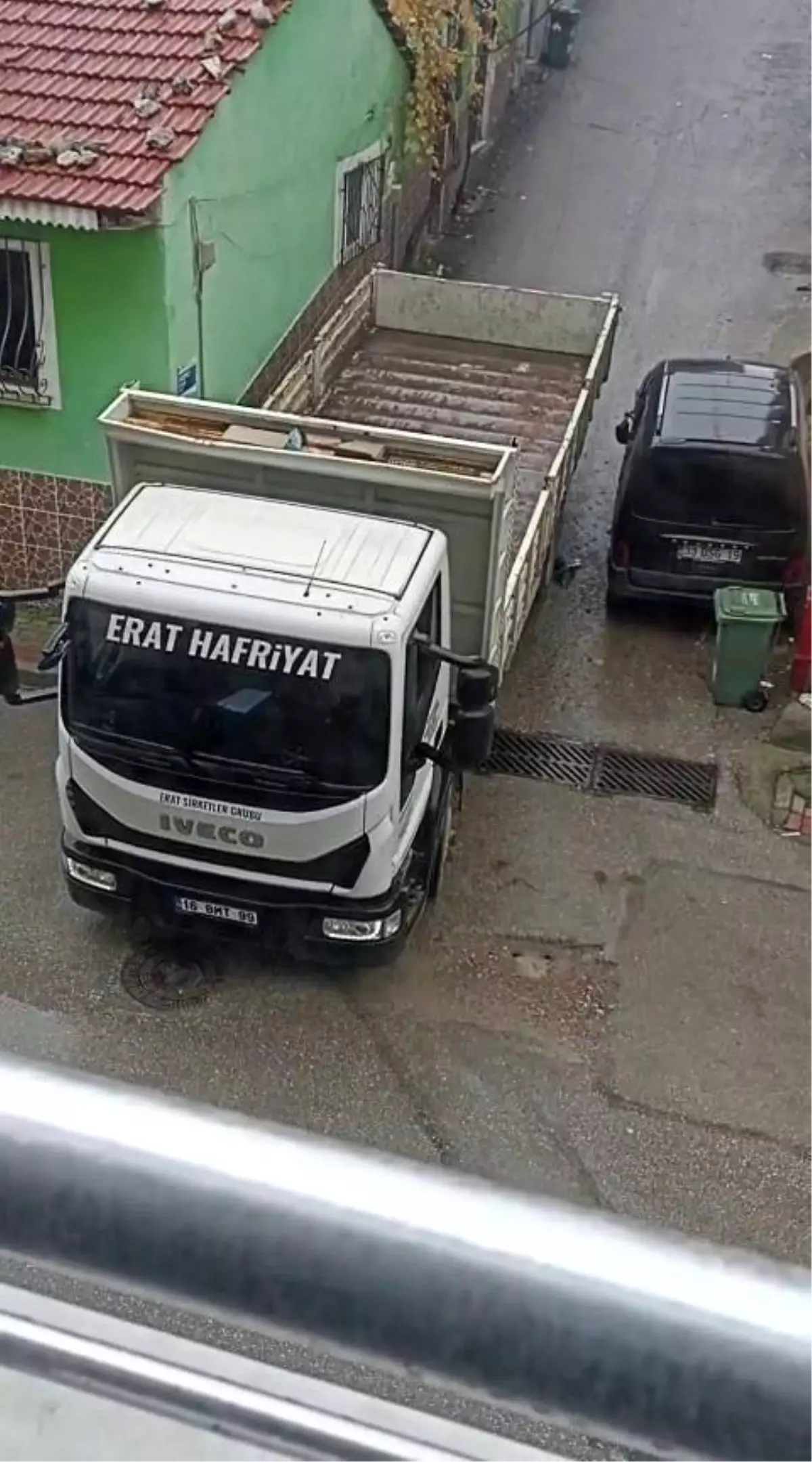 Bursa Kestel’de Kamyon Sürücüsü Park Halindeki Araca Çarparak Kaçtı!