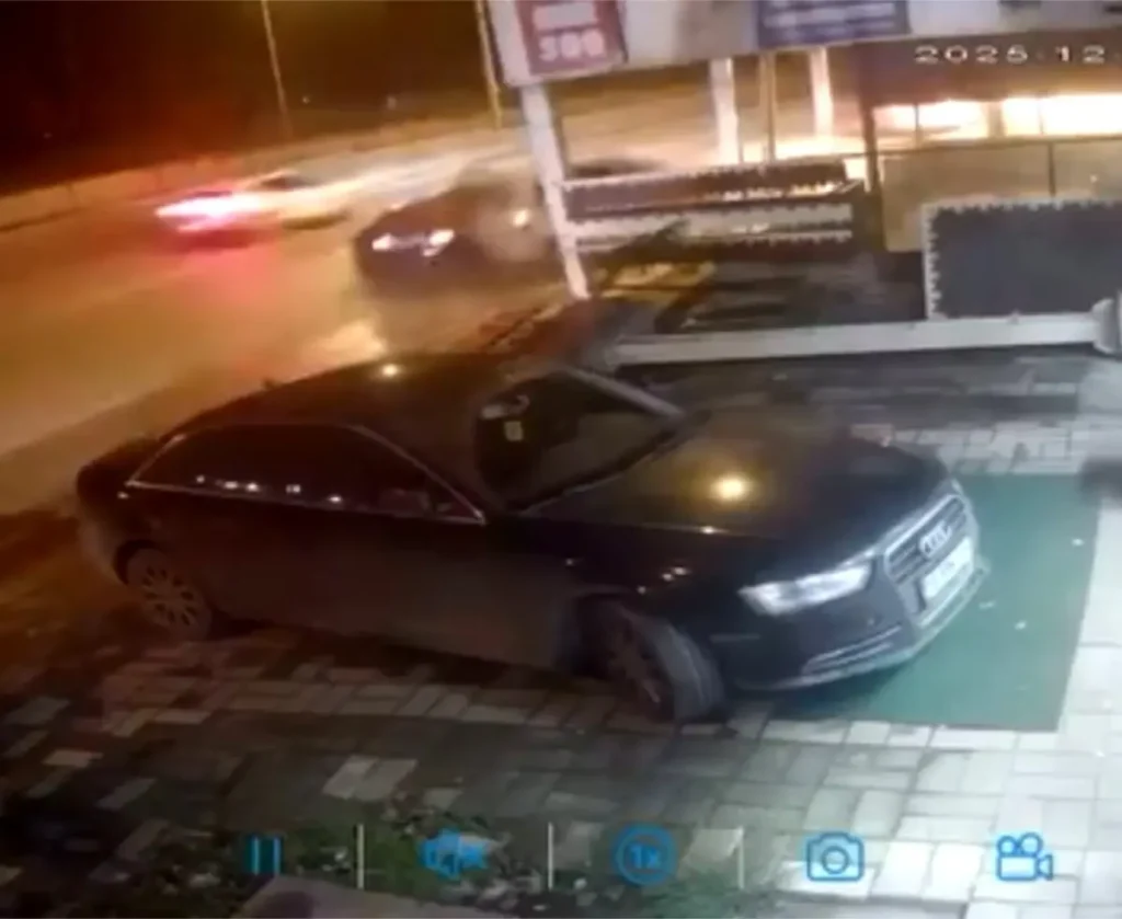 Bursa’da Hızlı Araç Park Halindeki Araçlara Çarptı