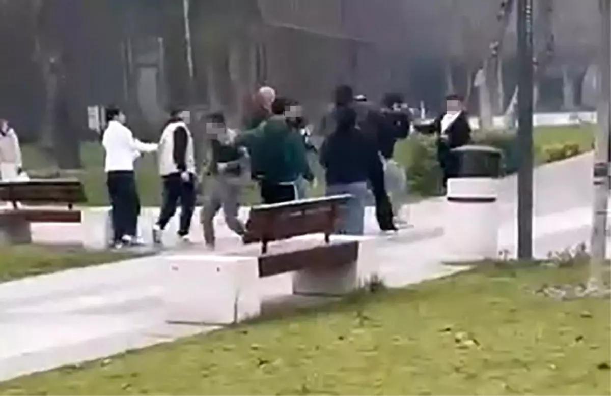 İnegöl Kent Meydanı’nda Genç Gruplar Arasında Şiddetli Kavga Görüntülendi