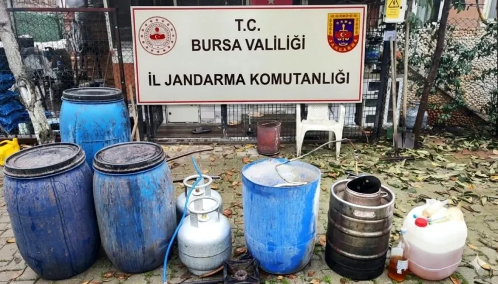 Bursa’da Yılbaşı Öncesi Kaçak Alkol Operasyonu: 495 Litre Sahte İçki Ele Geçirildi