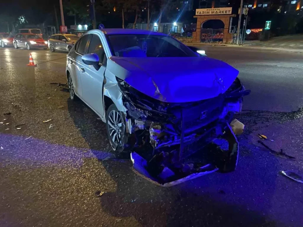 Bursa Mudanya Kavşak Kazası: 1 Ağır Yaralı ve Çocuk Hafif Yaralı
