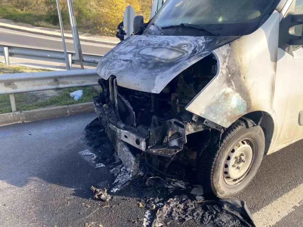 Bursa’da minibüs yangını: BUSKİ ekipleri yangının büyümesini önledi