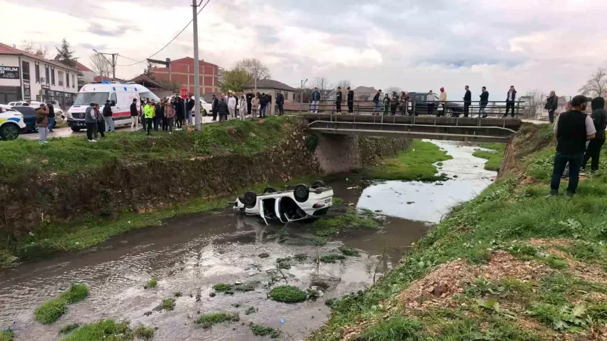 İnegöl’de Otomobil Dereye Uçtu: 3 Yaralı