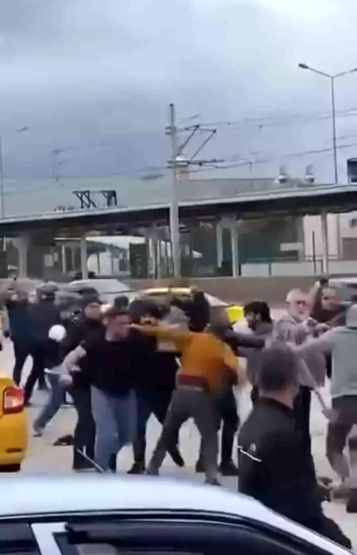 Bursa’da Cadde Kavgası: Sopalar ve Kasklar Havada Uçuştu