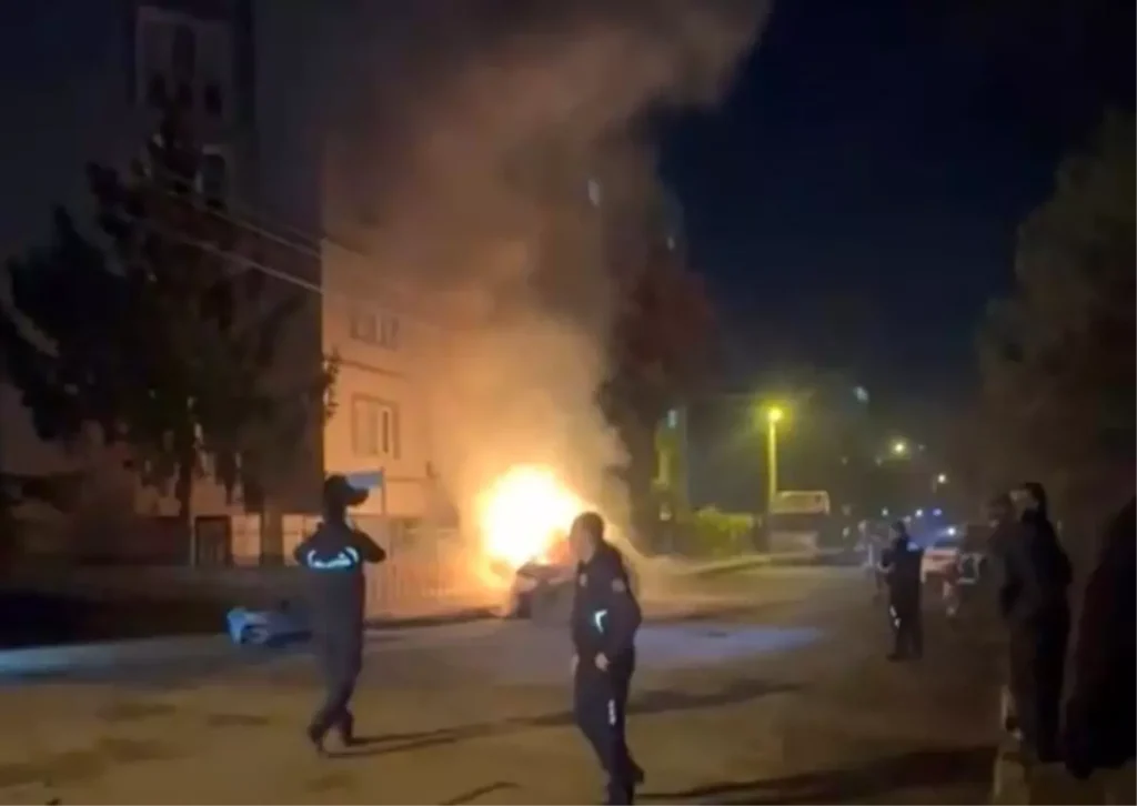 Bursa Nilüfer’de Seyir Halindeki Elektrikli Araçta Ani Yangın