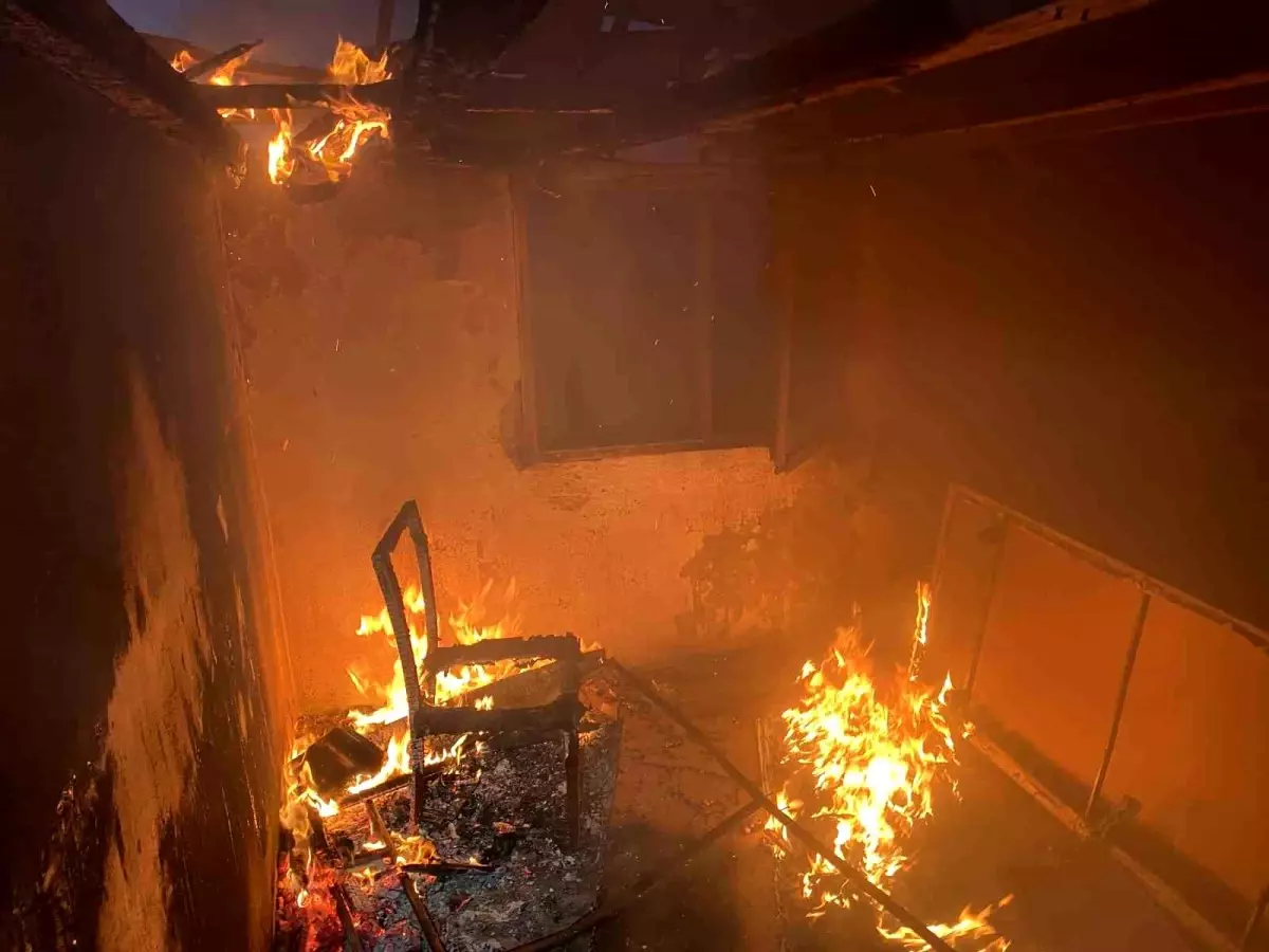 Bursa’da Terk Edilen Evde Çıkan Yangın Panik Yarattı